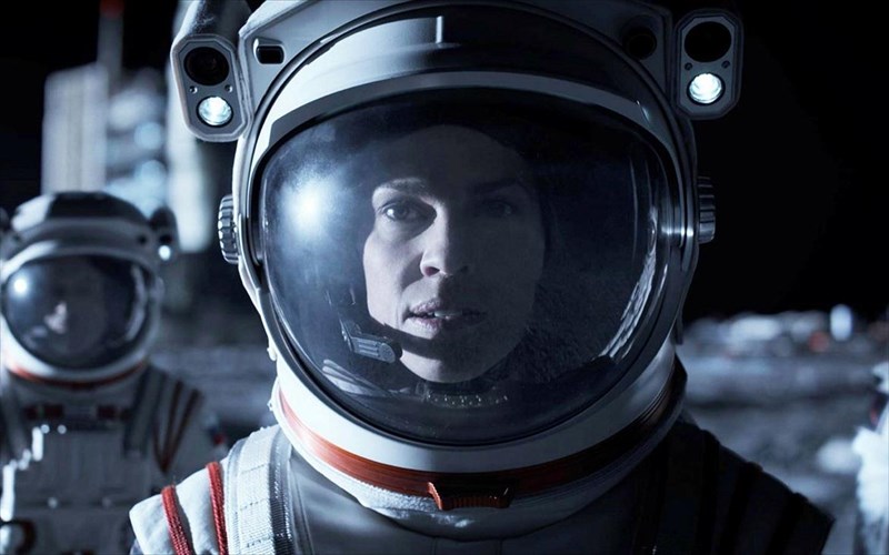 away-i-hilary-swank-os-proti-mana-tou-diastimatos