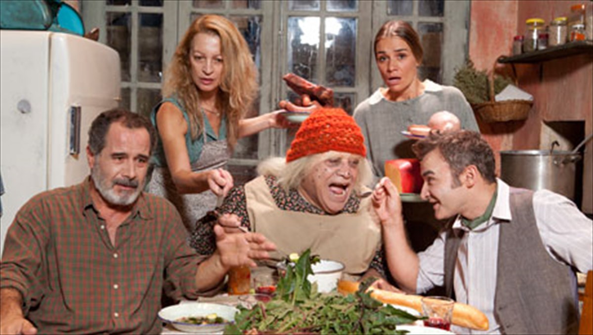 dimitris-piatas-axortagi-giagia-se-mauri-komodia-me-aroma-dnt