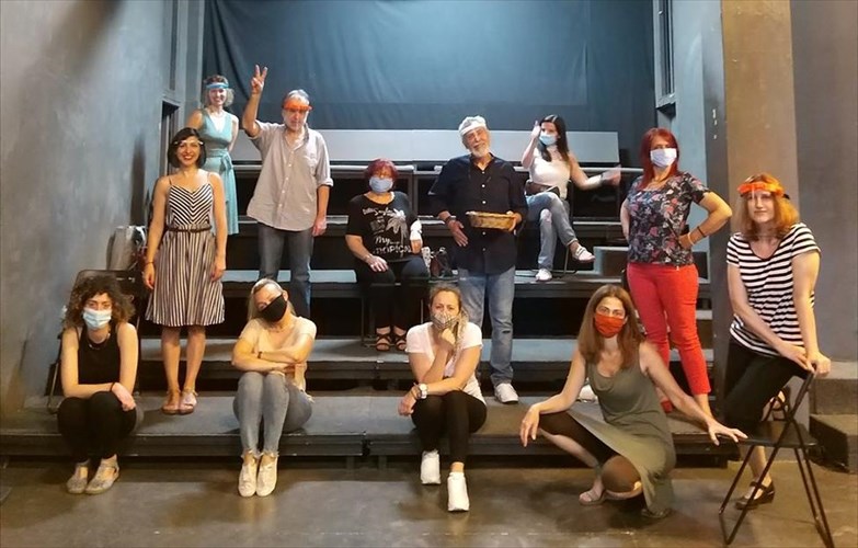 to-ergastiri-enilikon-tou-studio-mauromixali-einai-gia-osous-agapoun-to-theatro