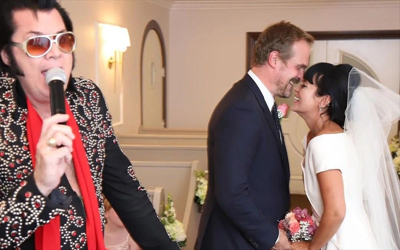 lily-allen-kai-david-harbour-pantreutikan-sto-las-begkas