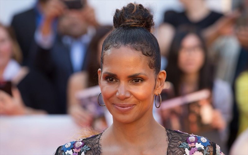 mia-polu-eukoli-suntagi-gia-maska-omorfias-apo-tin-halle-berry