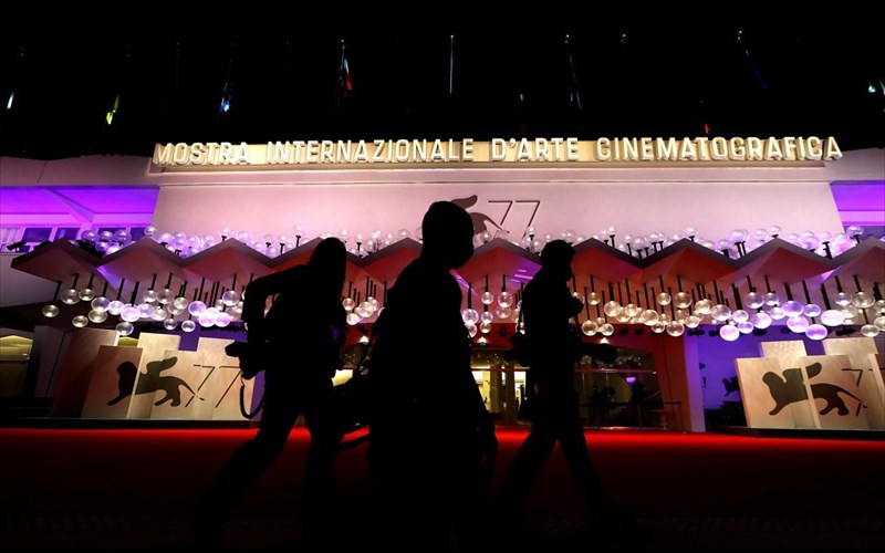 benetia-2020-o-xrusos-leontas-sto-nomadland-tis-kloe-zao