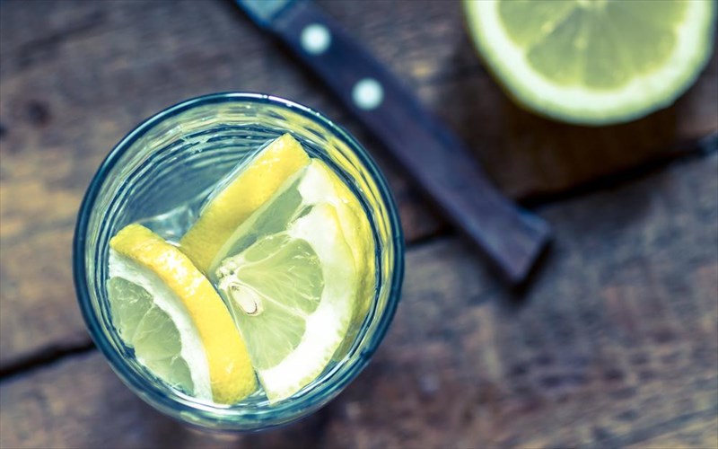 ti-prepei-na-prosexete-otan-bazete-lemoni-sto-nero-sas