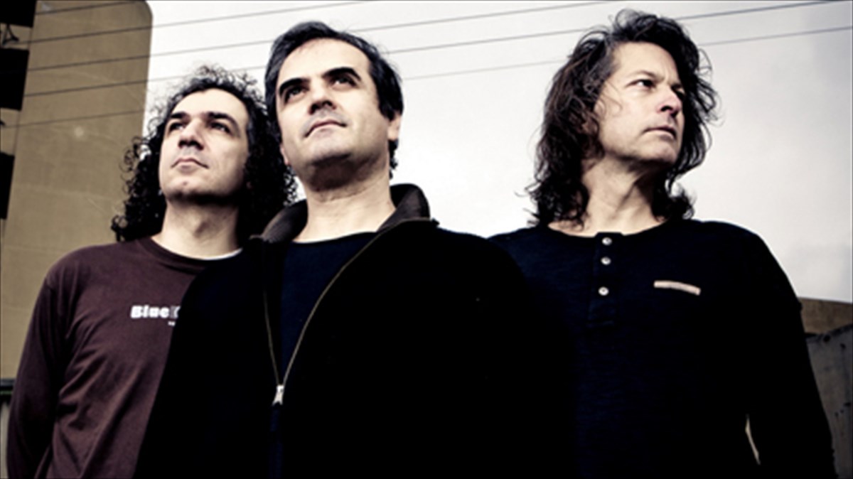 i-arxitektoniki-egkainiazei-enan-neo-kuklo-me-jazz-sunaulies