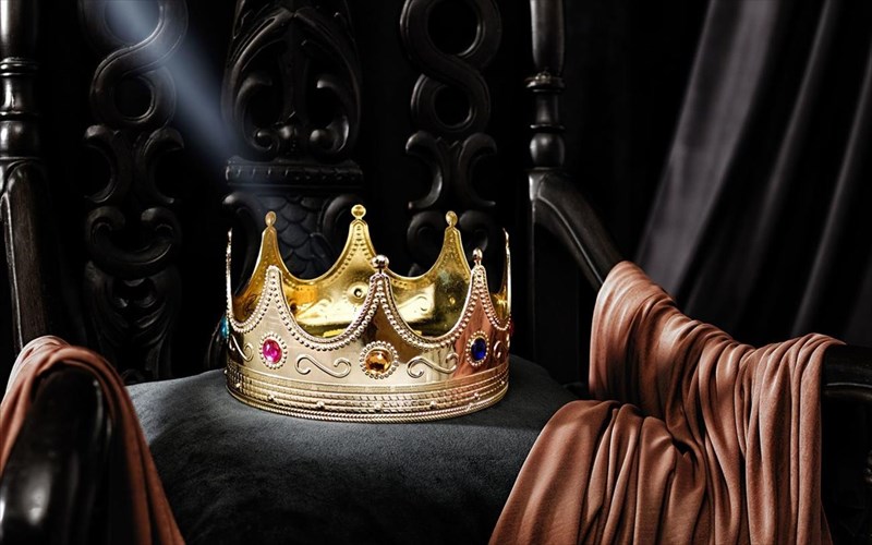 apo-pragmatiko-xrusafi-i-plastiki-korona-tou-notorious-big-plastiki-korona-tou-notorious-big