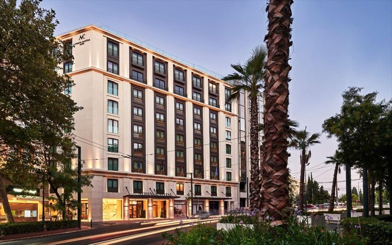 to-athens-capital-hotel-anoikse-tis-portes-tou-stin-plateia-suntagmatos