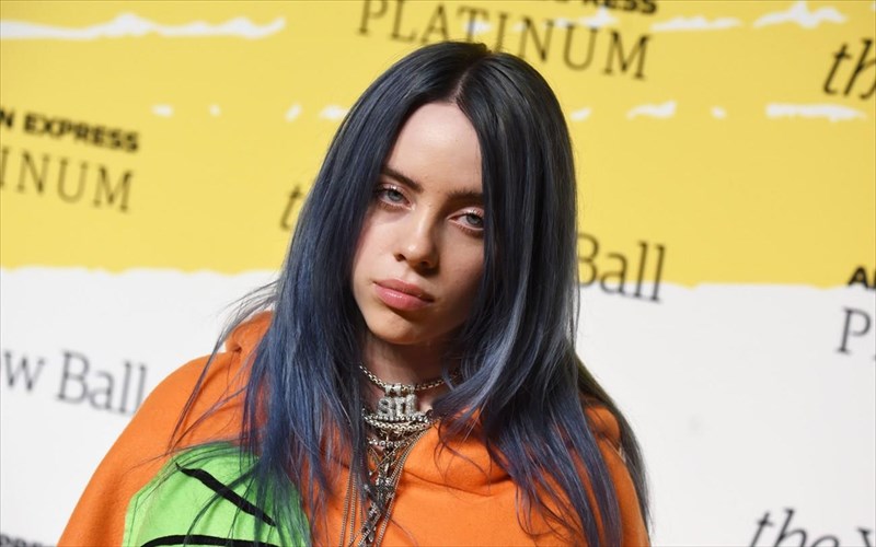 i-billie-eilish-diafonei-me-ta-parti-en-meso-pandimias
