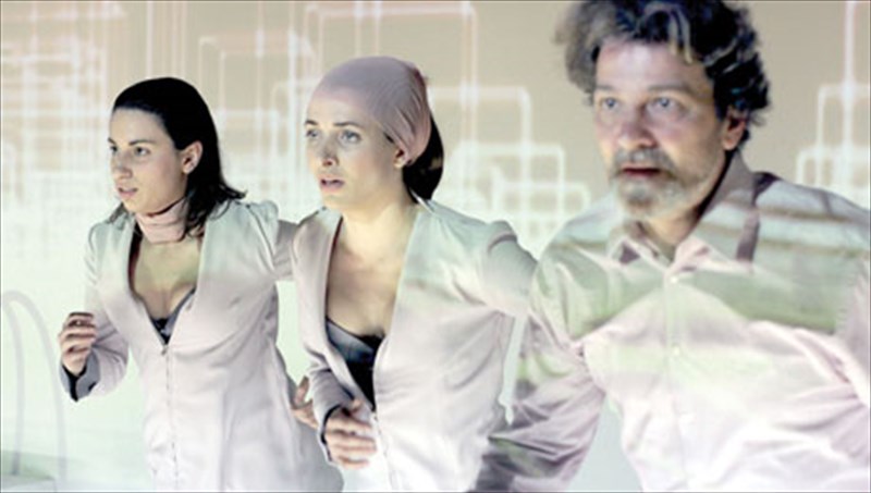 kritiki-theatroui-alithini-tautotita-tis-tzina-nteibis