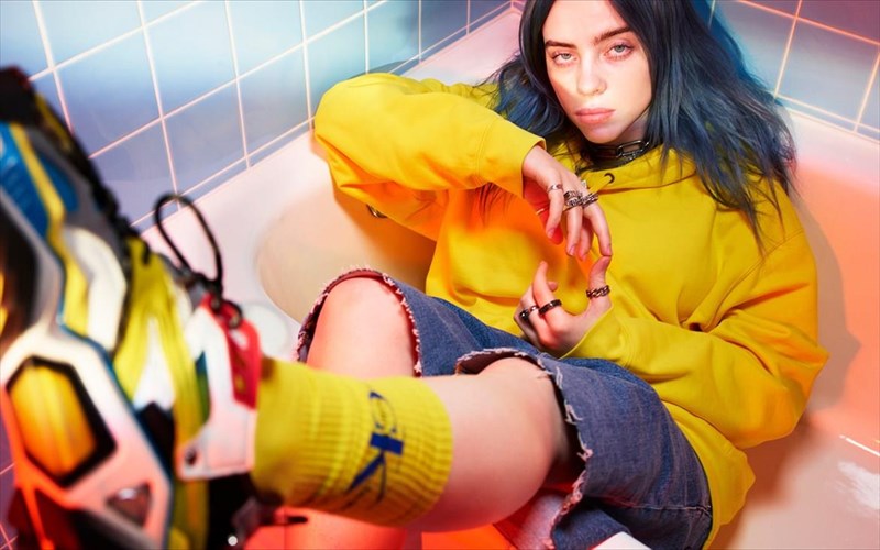 i-billie-eilish-lansarei-ti-diki-tis-seira-paixnidion