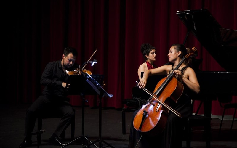 erxontai-oi-diethneis-mousikes-imeres-kalamatas