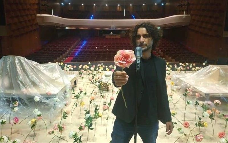 o-kostas-gakis-moirazetai-ti-theatriki-tou-empeiria-stin-kupro-en-meso-pandimias