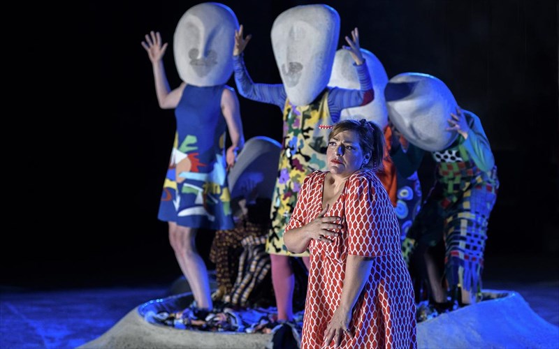 akuronontai-oi-parastaseis-tou-ethnikou-sto-sxoleion