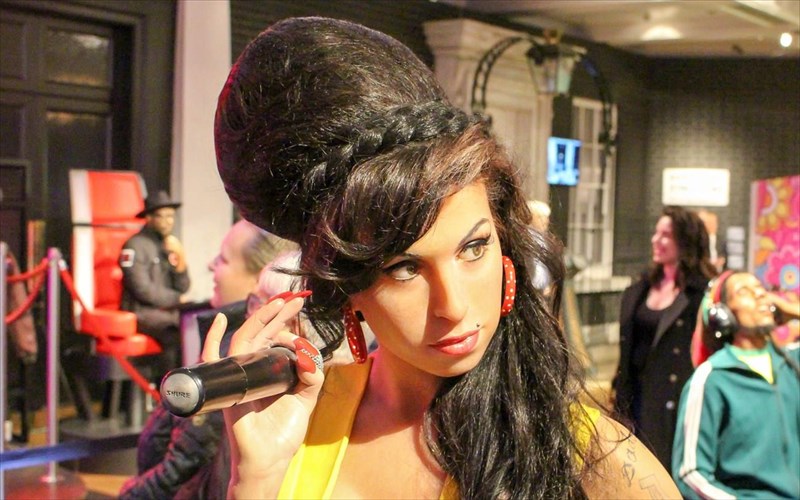 to-athanato-makigiaz-mation-tis-amy-winehouse-ksana-sti-moda-oso-pote-allote