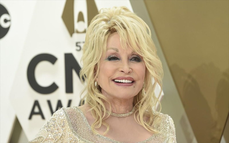 ti-tatouaz-exei-telika-i-dolly-parton-dolly-parton