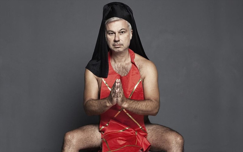 to-theatro-tzeni-karezi-anoigei-aulaia-me-4-parastaseis-parastaseis