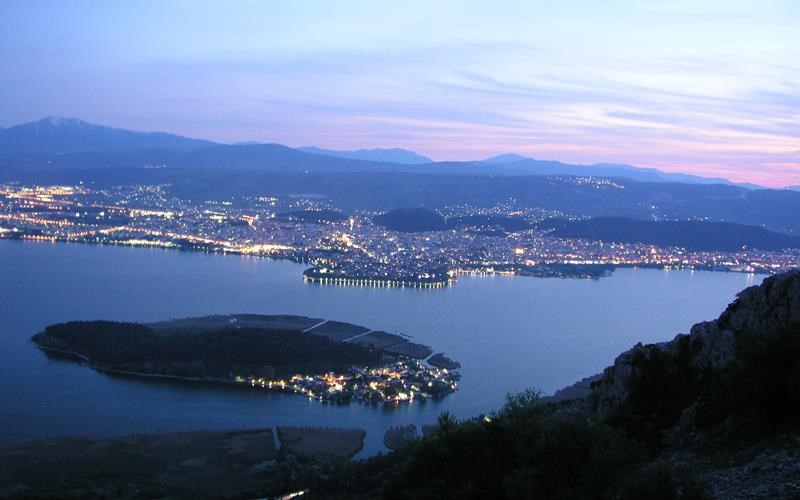 giannena-melagxoliki-omorfia-dipla-sti-thruliki-limni