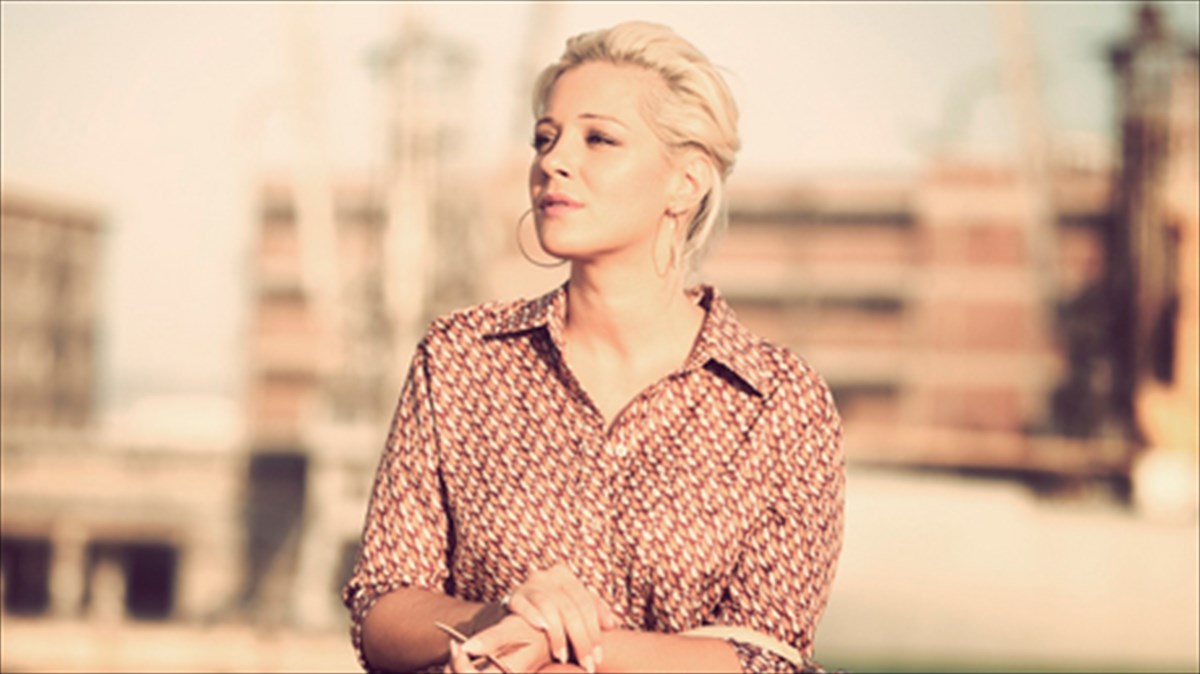 i-natassa-mpofiliou-paei-ksana-ston-peiraia