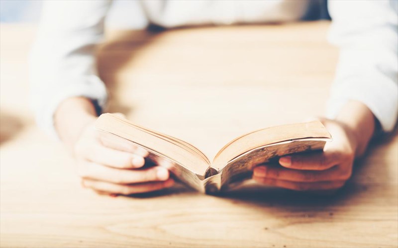 diabazoume-tessera-biblia-pou-mas-taksideuoun-stin-istoria-kai-ton-xarti