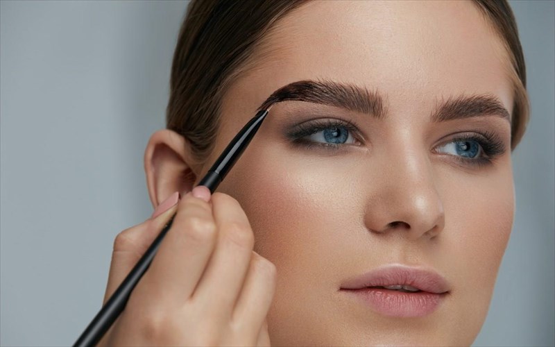 i-disekatommuriouxos-basilissa-ton-frudion-anastasia-soare-sumbouleuei