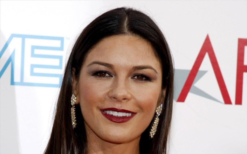 h-catherine-zeta-Jones-lansarei-tin-proti-tis-seira-ablabon-kalluntikon