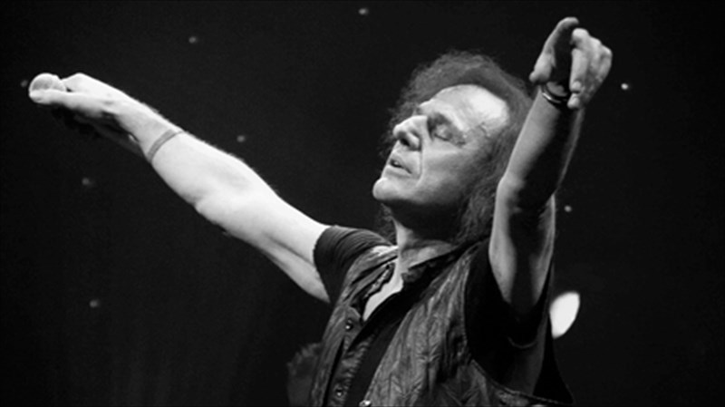 o-basilis-papakonstantinou-giortazei-me-ormi-ta-40-tou-xronia