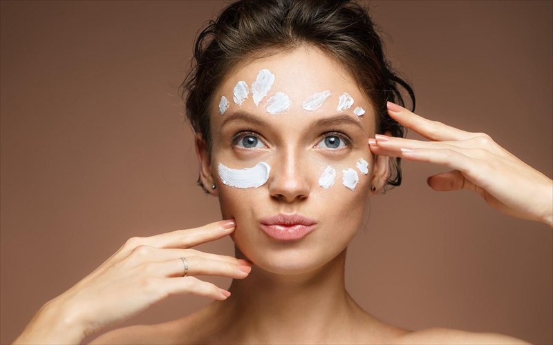 ti-posotita-apo-kathe-proion-peripoiisis-prepei-na-aplonete-stin-epidermida-sas