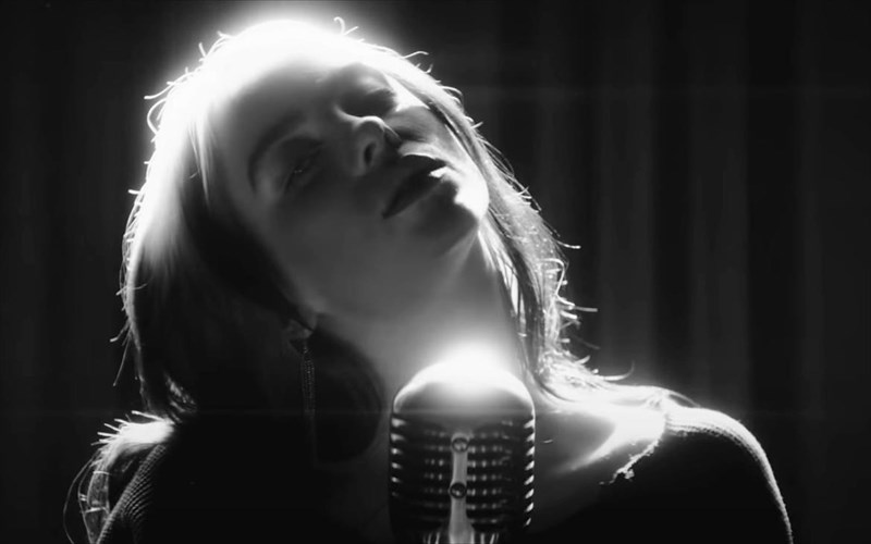 deite-tin-billie-eilish-na-ermineuei-zontana-to-no-time-to-die