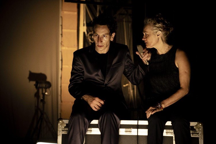 o-oidipous-tou-dimitri-karantza-epistrefei-gia-ligo