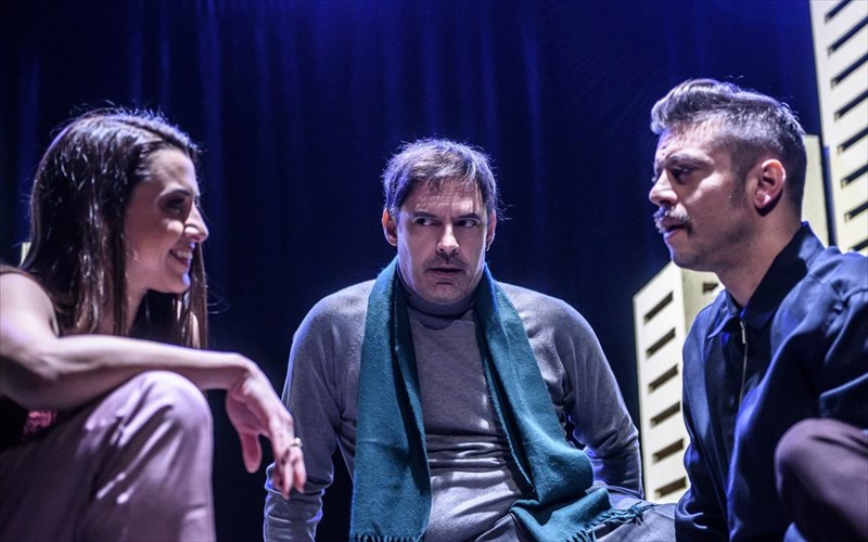 ekeinos-ekeini-kai-o-allos-ksana-mazi-sti-skini-tou-mikrou-xorn-allos-ksana-mazi-sti-skini-tou-mikrou-xorn