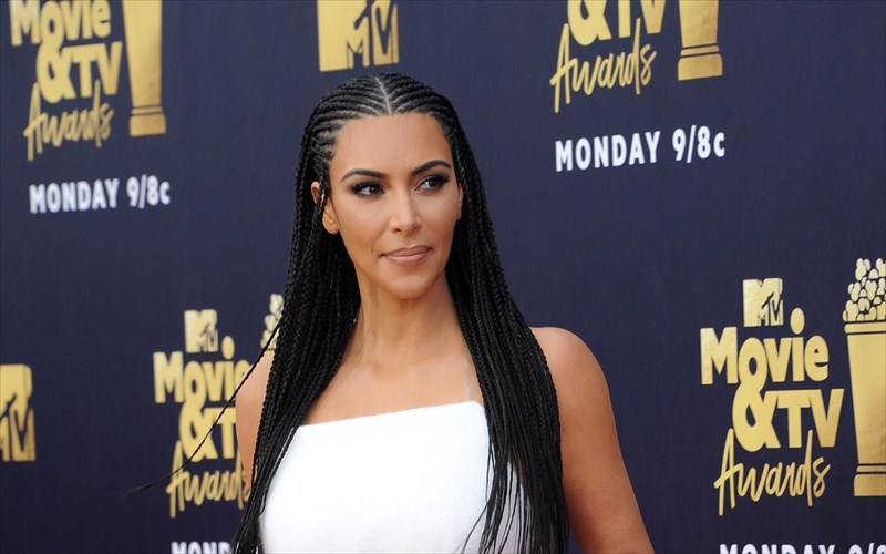 poio-einai-to-fusiko-mustiko-tis-kim-kardashian-gia-toso-plousia-mallia