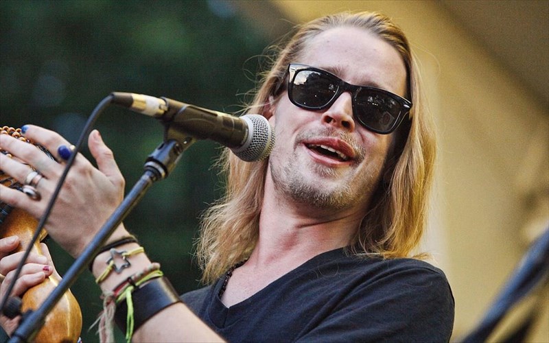 deite-ton-macaulay-culkin-me-tin-pio-ksekardistiki-maska