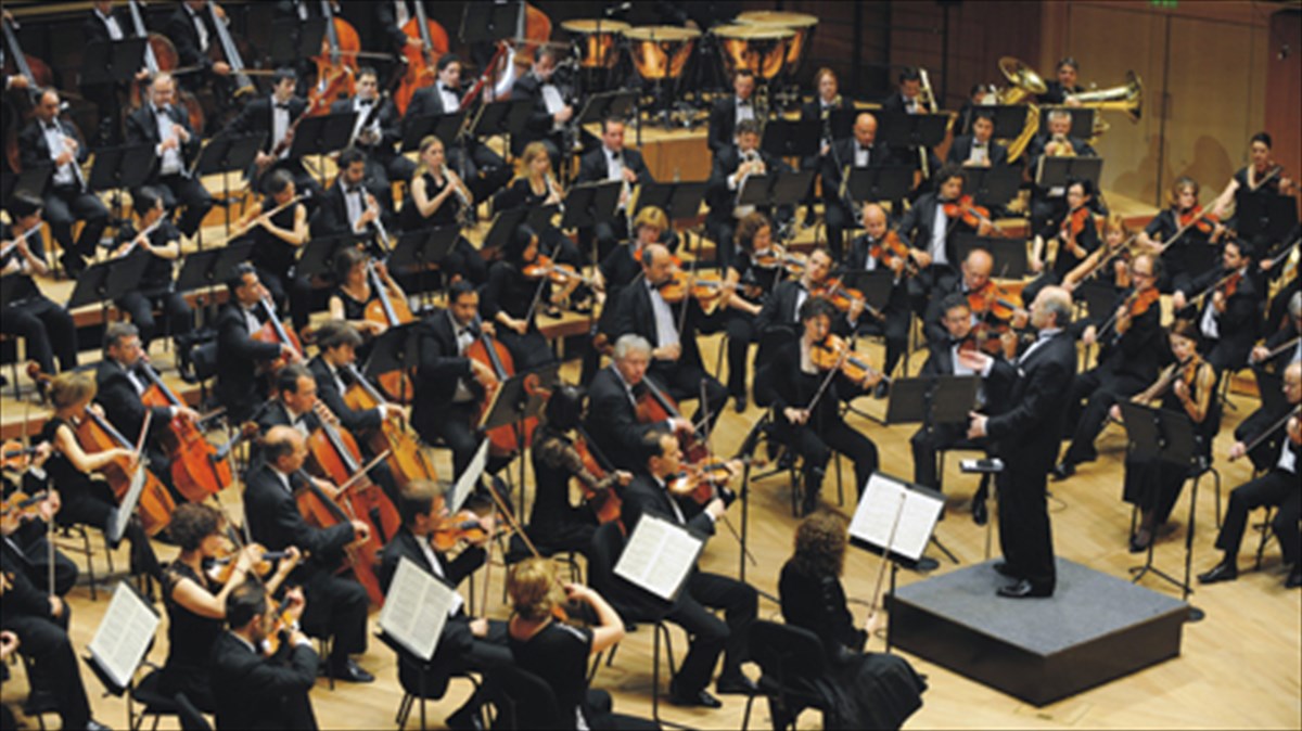 mia-spoudaia-sunantisi-sto-megaro