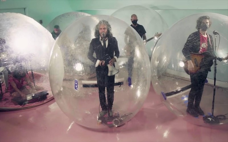 oi-flaming-lips-brikan-mia-pragmatiki-lusi-fouska-gia-tis-sunaulies-tous