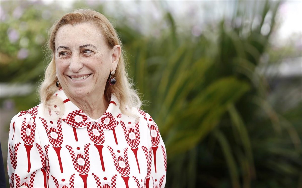 i-miuccia-prada-ksekina-ti-routina-eueksias-tis-me-zesto-nero-kai-lemoni