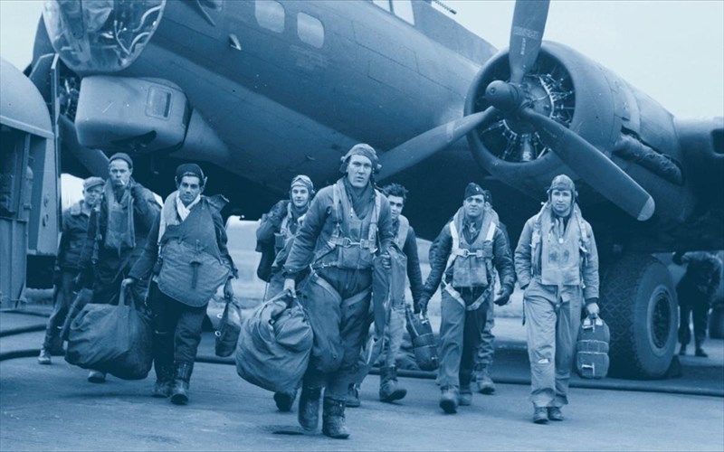 masters-of-the-air-steven-spielberg-kai-tom-hanks-epistrefoun-ston-b-pagkosmio-polemo