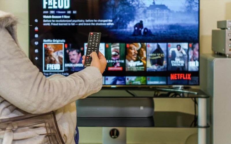 to-netflix-apofasise-na-dieukolunei-to-binge-watching-me-ena-neo-feature