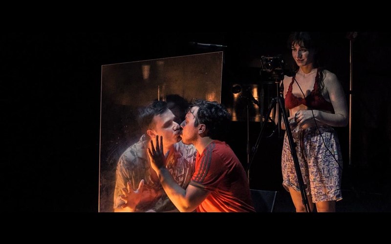 ena-ksupnima-tis-anoiksis-sto-theatro-sfendoni