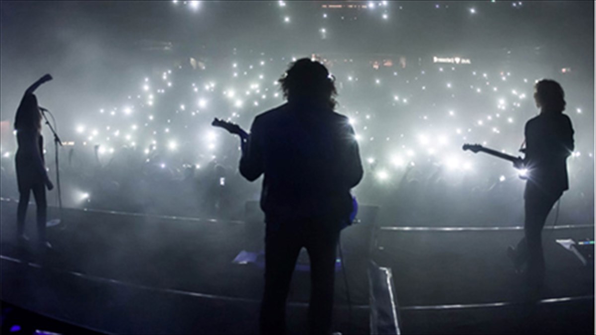 oi-anathema-gia-mia-bradia-sto-an-club