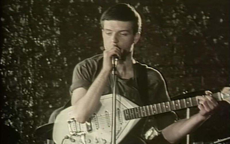 i-kithara-tou-ian-curtis-apo-to-love-will-tear-us-apart-apektise-neo-spiti