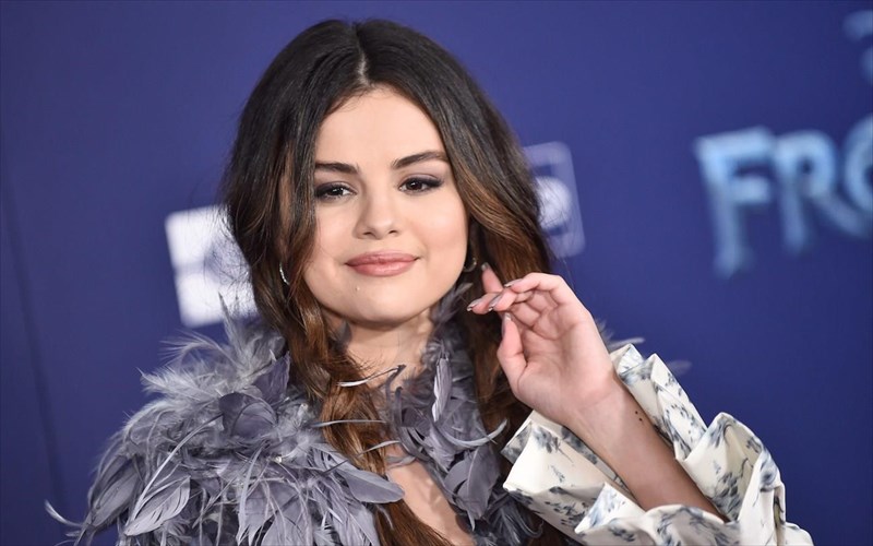 dollhouse-i-selena-gomez-tha-metamorfthothei-se-mauro-kukno-tis-modas