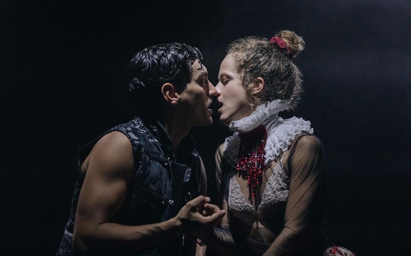 sold-out-kai-online-proboli-gia-to-thisisnotromeokaiJuliet