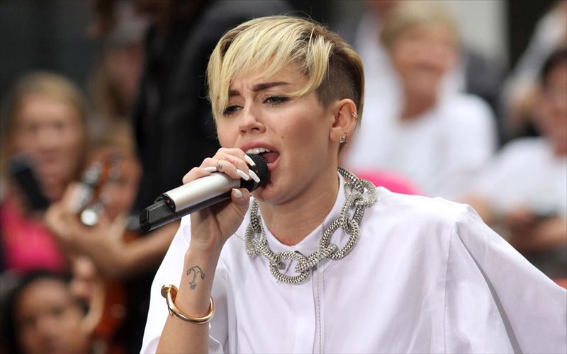 i-miley-cyrus-rokarei-me-cure-kai-cranberries