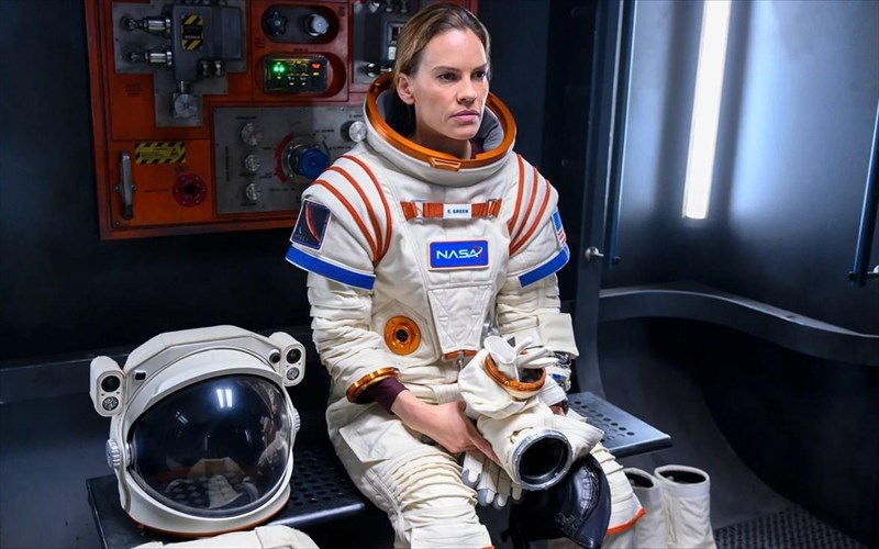 titloi-telous-gia-to-away-tis-hilary-swank