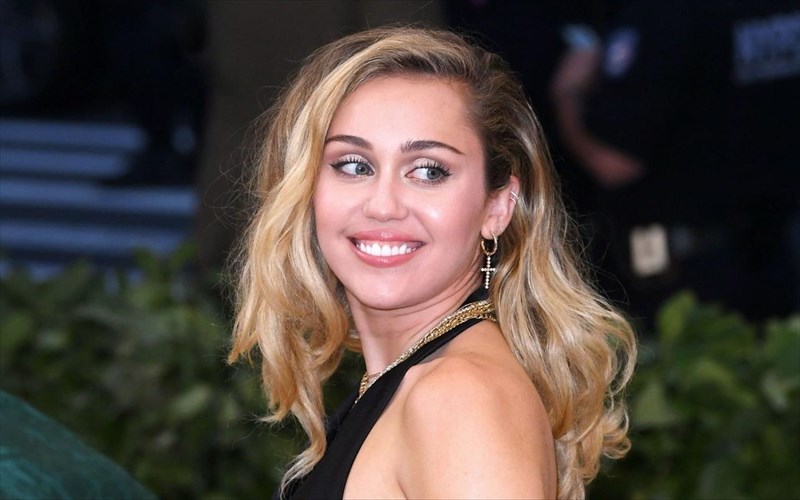 oi-plastikes-kardies-tis-miley-cyrus-xtupoun-ton-noembrio