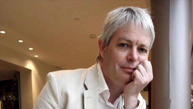 tzonathan-koou-satira-kai-kataskopiko-saspens-apo-ti-bretania