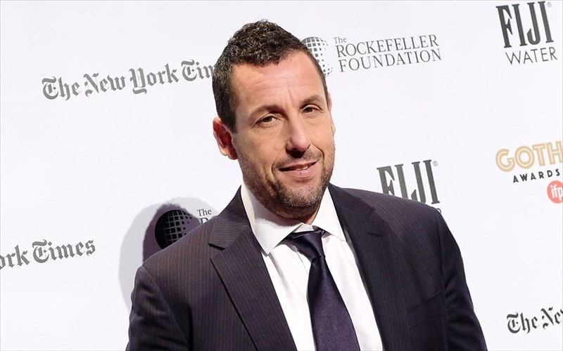 irthe-i-seira-tou-adam-sandler-na-taksidepsei-stis-akres-tou-galaksia-seira-tou-adam-sandler-na-taksidepsei-stis-akres-tou-galaksia