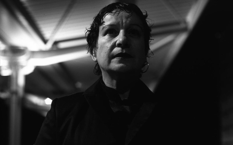 morfes-apo-to-ergo-tou-bizuinou-me-tin-anna-kokkinou-sto-dimotiko-theatro-peiraia