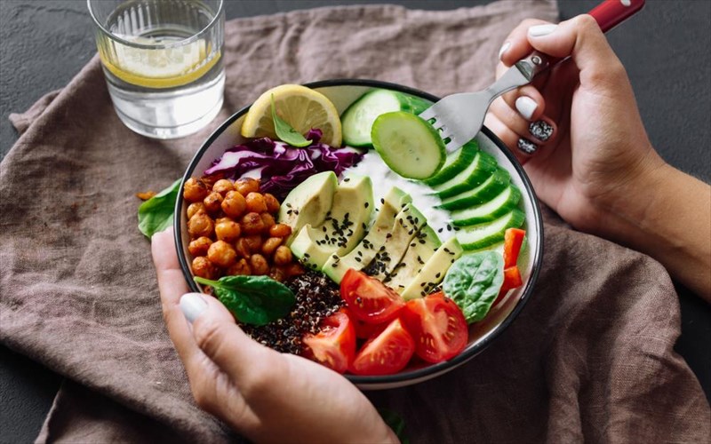 kserete-giati-prepei-na-moirazete-ta-geumata-sas-mesa-stin-imera