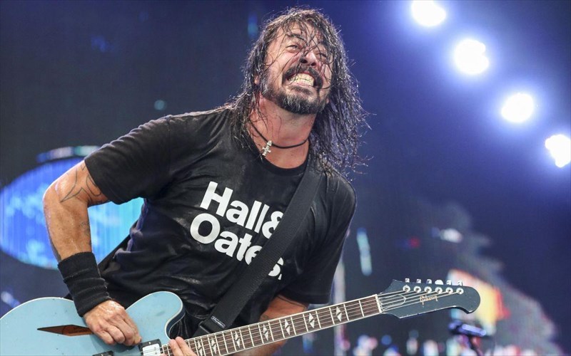 etsi-kseperase-o-dave-grohl-ton-katastrofiko-ethismo-tou-ston-kafe-dave-grohl-ton-katastrofiko-ethismo-tou-ston-kafe