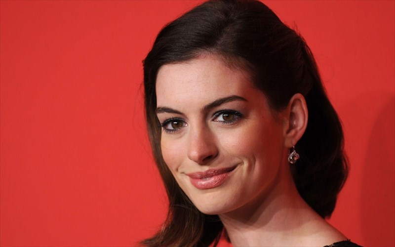 i-anne-hathaway-sto-pio-sokaristiko-makigiaz-tis-zois-tis